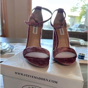 NWB Carson pink velvet 4in heel size 6